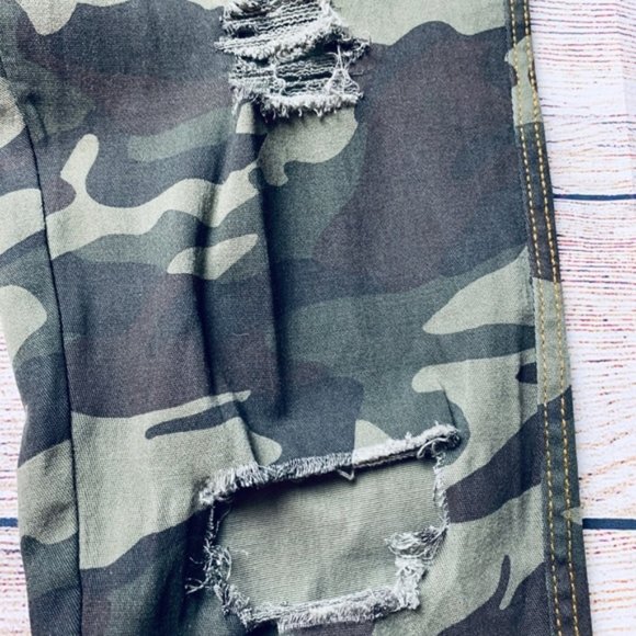Jvini Camo Curvy-Fit Skinny Printed Camo Jeans - Picture 4 of 8